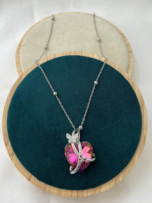 Pembe Kalp Taşlı Kelebek Detaylı Gümüş Renk Kolye